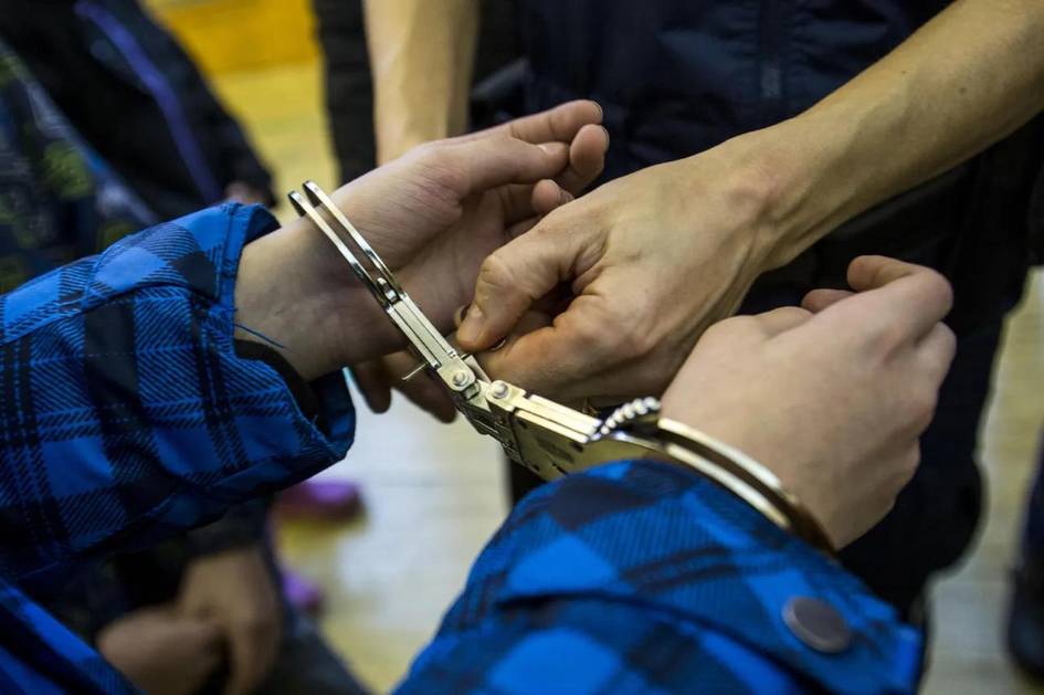 Shvetsiyada jinoiy javobgarlik yoshi 13 ga tushiriladi